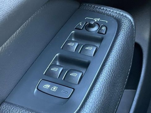 Used 2021 Volvo XC60 T5 Momentum w/ Premium Package image 18