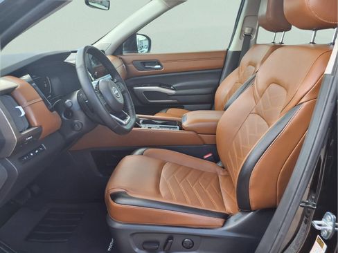 Used 2024 Nissan Pathfinder Platinum FWD image 12