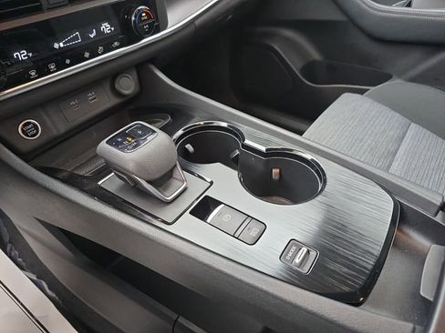 Used 2023 Nissan Rogue SV image 39