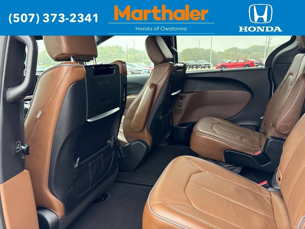 Used 2020 Chrysler Pacifica Limited w/ Tire & Wheel Group FWD image 14