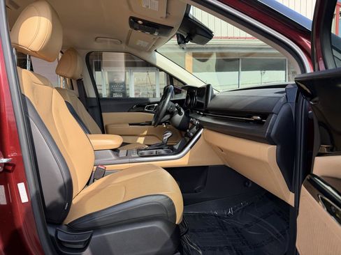 Used 2022 Kia Carnival EX FWD image 25