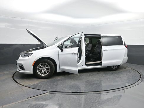 Used 2024 Chrysler Pacifica Touring-L image 45