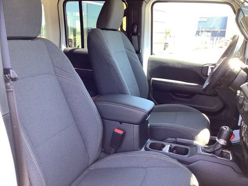 Used 2025 Jeep Wrangler Unlimited Sahara AWD/4WD image 37