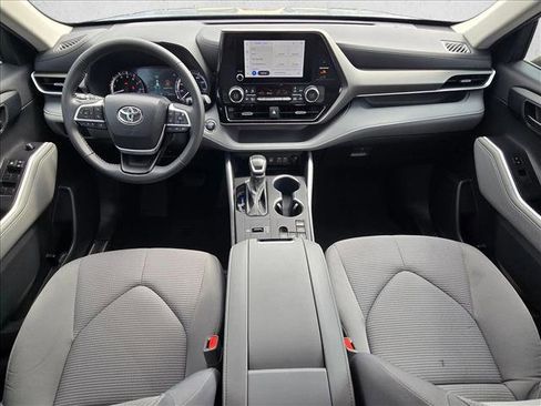 Used 2023 Toyota Highlander LE FWD image 16