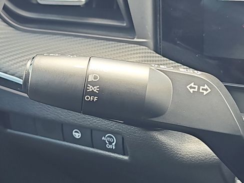 Used 2025 Nissan Kicks SR FWD image 29