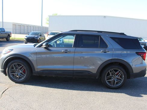 Used 2025 Ford Explorer ST-Line w/ ST-Line Street Pack image 3