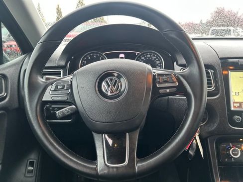 Used 2014 Volkswagen Touareg Sport image 19