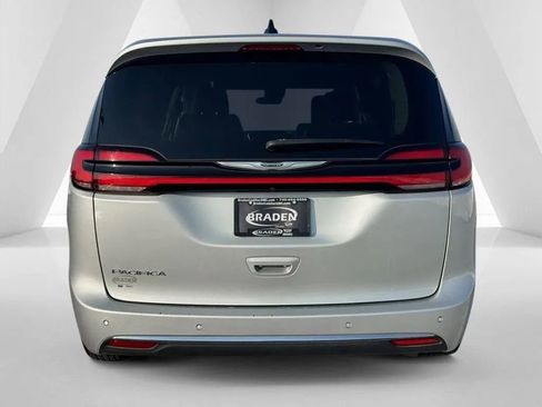 Used 2024 Chrysler Pacifica Touring-L image 6
