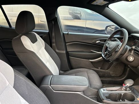 Used 2024 Chevrolet Trax RS FWD image 10