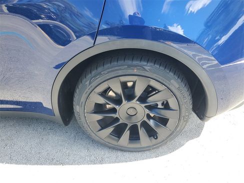 Used 2022 Tesla Model Y Long Range image 8