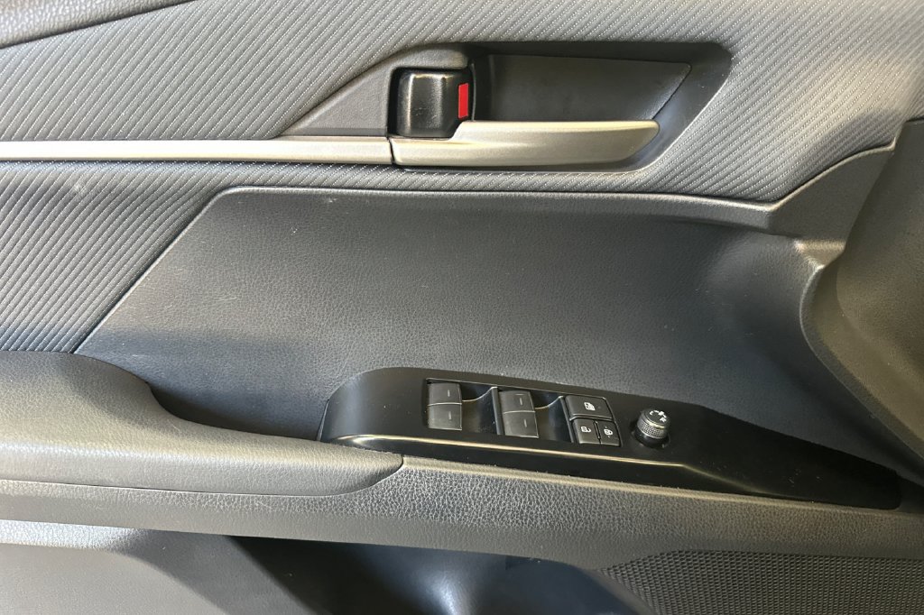 Used 2025 Toyota Camry SE FWD image 14
