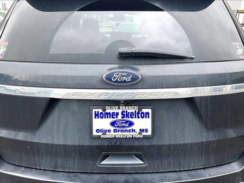 Used 2017 Ford Explorer XLT w/ Equipment Group 202A FWD image 7