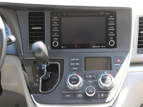 Used 2019 Toyota Sienna LE FWD image 18