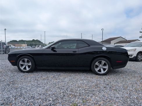 Used 2016 Dodge Challenger SXT RWD image 6