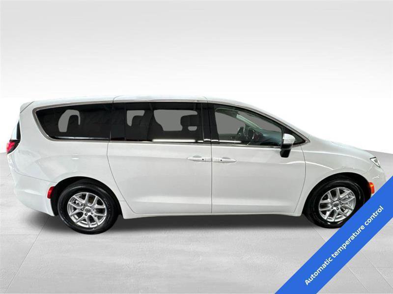 Used 2023 Chrysler Pacifica Touring-L FWD image 4