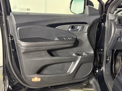 Used 2025 Honda Ridgeline Black Edition image 10