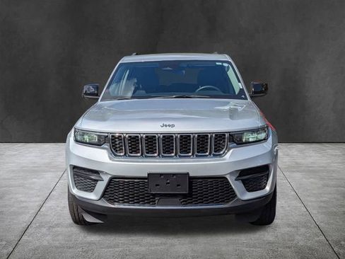 Used 2024 Jeep Grand Cherokee Laredo RWD image 10