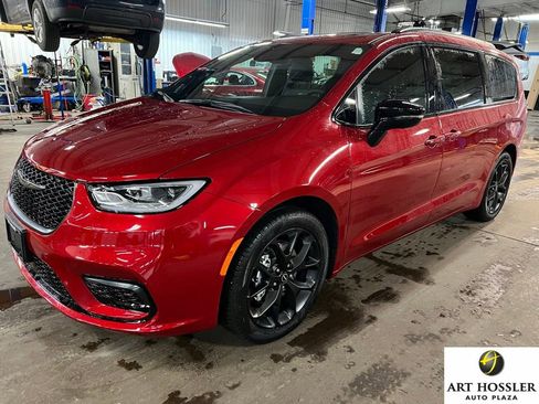 New 2026 Chrysler Pacifica Limited w/ S Appearance Package image 1