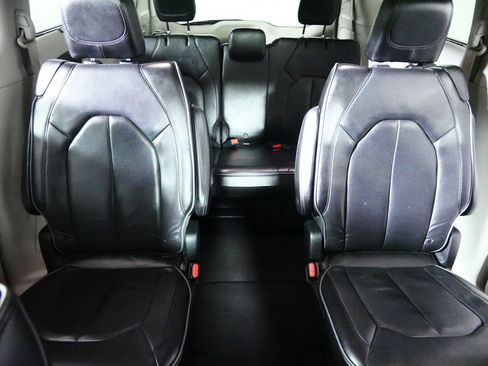 Used 2018 Chrysler Pacifica Limited FWD image 13