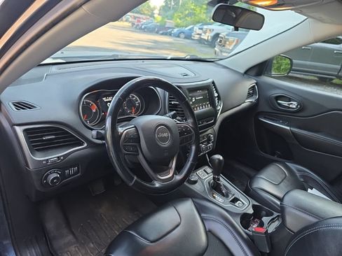 Used 2020 Jeep Cherokee Latitude Plus w/ Cold Weather Group AWD/4WD image 12