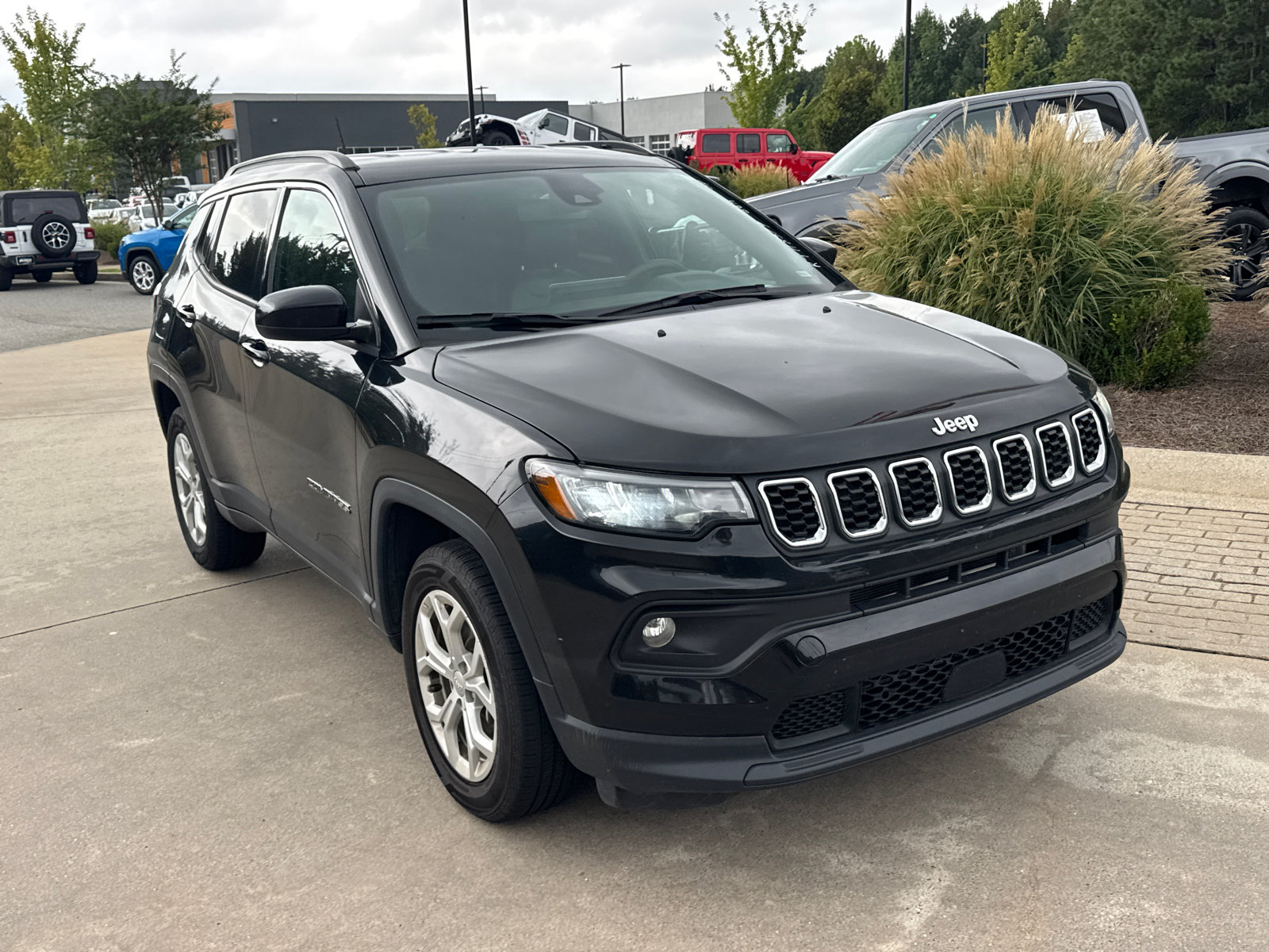 Used 2024 Jeep Compass Latitude AWD/4WD image 5