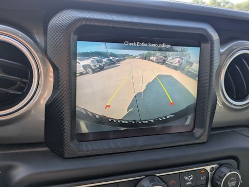 Used 2023 Jeep Wrangler Unlimited Sahara AWD/4WD image 15