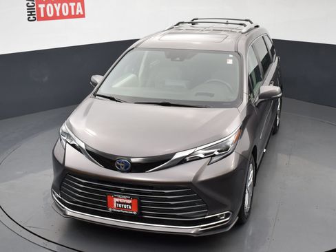 Used 2024 Toyota Sienna Platinum AWD/4WD image 36