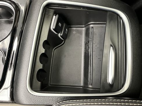 Used 2024 Chrysler Pacifica Limited image 28