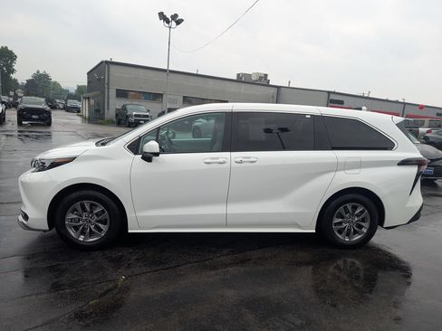 Used 2025 Toyota Sienna LE FWD image 3