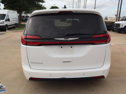 Used 2023 Chrysler Pacifica Touring-L FWD image 4