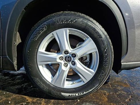 Used 2024 Toyota Highlander LE FWD image 11