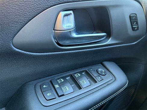 Certified 2025 Chrysler Pacifica Select image 28