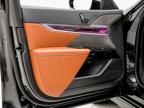 Used 2025 BMW 760i xDrive image 32