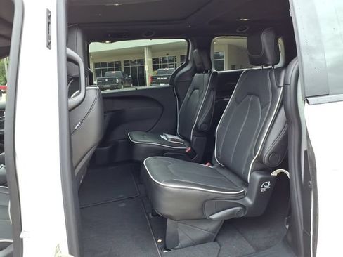New 2027 Chrysler Pacifica Limited FWD image 17