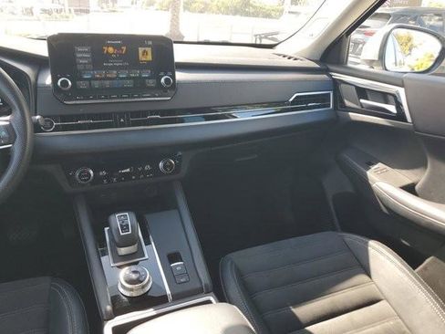 Used 2023 Mitsubishi Outlander SE image 17