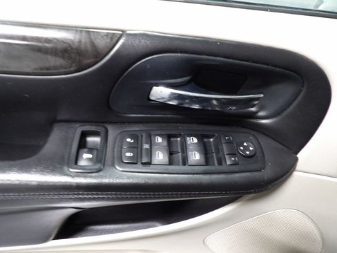 Used 2013 Dodge Grand Caravan SXT FWD image 8