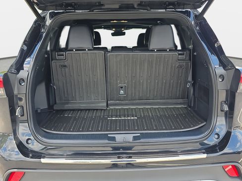 Used 2023 Toyota Highlander XSE FWD image 13