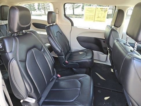Used 2024 Chrysler Pacifica Touring-L image 15
