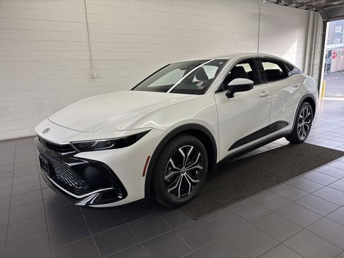 Used 2023 Toyota Crown XLE image 4