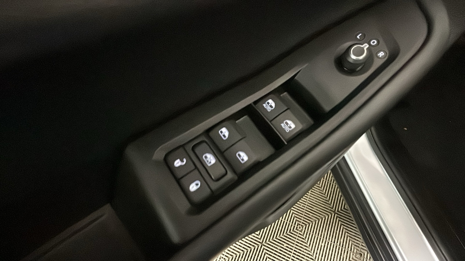 Used 2023 Jeep Grand Cherokee Limited w/ Luxury Tech Group II RWD image 13
