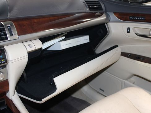 Used 2013 Lexus LS 460 w/ Comfort Pkg image 24