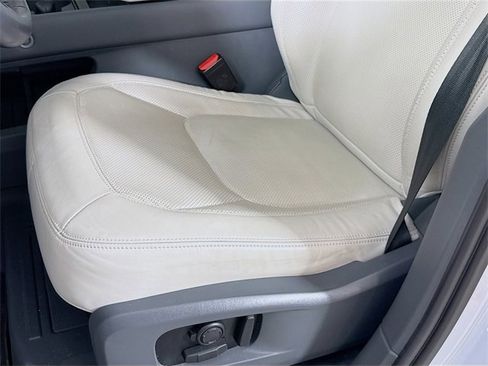 Used 2023 Land Rover Defender 110 SE image 22