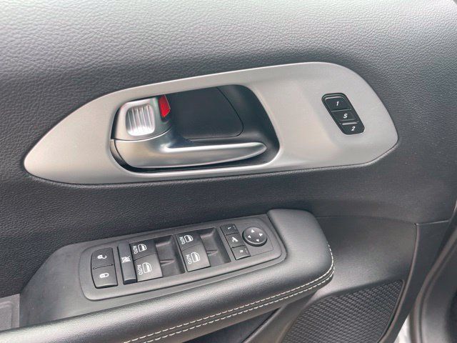 Used 2025 Chrysler Pacifica Limited FWD image 6