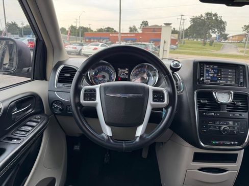 Used 2014 Chrysler Town & Country Touring FWD image 10