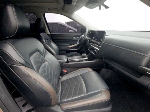 Used 2023 Nissan Pathfinder Platinum image 10
