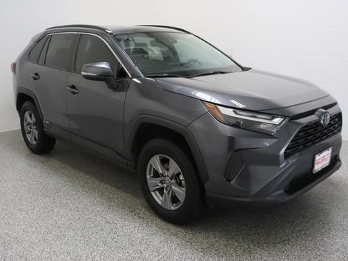 Used 2022 Toyota RAV4 XLE AWD/4WD image 4