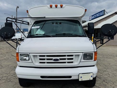 Used 2006 Ford E-350 and Econoline 350 Super Duty image 2