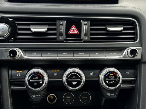 Used 2023 Genesis G70 2.0T image 11