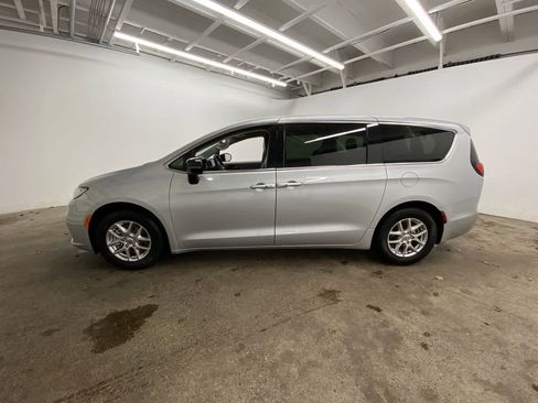 Used 2024 Chrysler Pacifica Touring-L FWD image 3