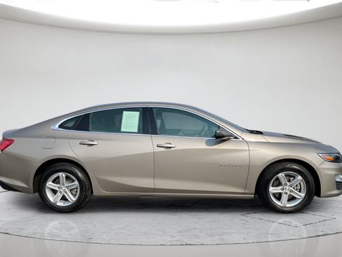 Used 2022 Chevrolet Malibu LT FWD image 2